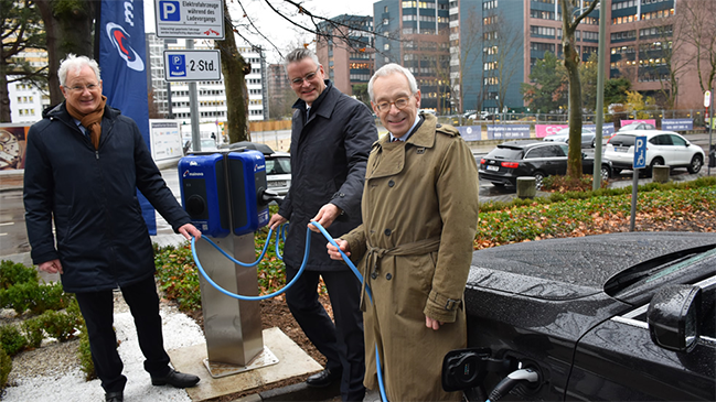 Herr Geiger (Bürgermeister von Eschborn), Herr Dr. Alsheimer (Mainova-Vorstandsvorsitzender), Herr Obersteller (Präsident des BAFA) laden das Elektrofahrzeug auf