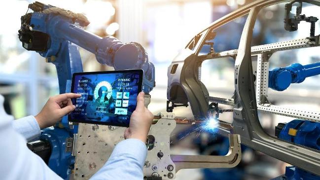 Ingenieur nutzt ein Echtzeitüberwachungssystem mit Hilfe eines Tablets (verweist auf: Investitionsprogramm zur Modernisierung der Produktion in der Fahrzeughersteller- und Zulieferindustrie (bis 30.11.2023))