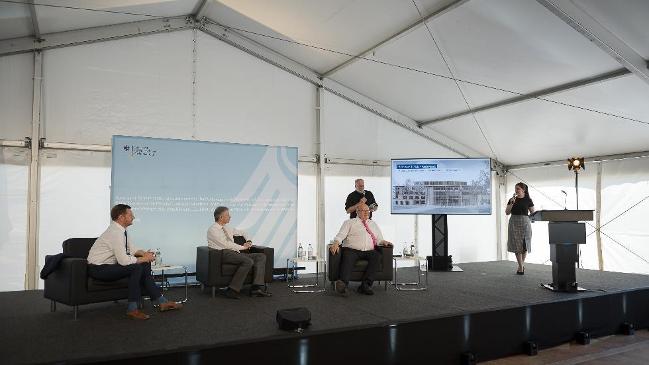 v. l. n. r.--von links nach rechts Herr Michael Kretschmer (Ministerpräsident Sachsens), Herr Torsten Safarik (Präsident des BAFA), Herr Peter Altmaier (Bundesminister für Wirtschaft und Energie), Herr Prof. Michael Vaerst (Lehrstuhl Hochbau er TU-Technis v. l. n. r.--von links nach rechts Herr Michael Kretschmer (Ministerpräsident Sachsens), Herr Torsten Safarik (Präsident des BAFA), Herr Peter Altmaier (Bundesminister für Wirtschaft und Energie), Herr Prof. Michael Vaerst (Lehrstuhl Hochbau er TU-Technis