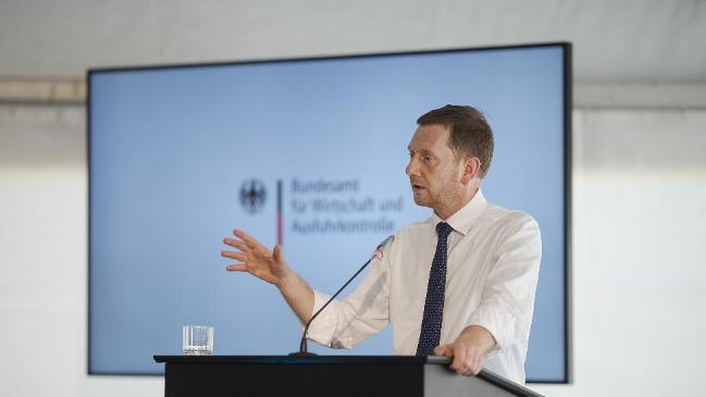 Herr Michael Kretschmer (Ministerpräsident Sachsens) hält eine Rede. Herr Michael Kretschmer (Ministerpräsident Sachsens) hält eine Rede.