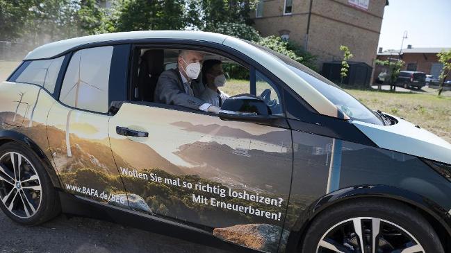 v. l. n. r.--von links nach rechts Herr Torsten Safarik (Präsident des BAFA) und der Fahrer im BAFA-E-Auto v. l. n. r.--von links nach rechts Herr Torsten Safarik (Präsident des BAFA) und der Fahrer im BAFA-E-Auto
