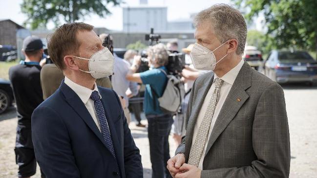 v. l. n. r.--von links nach rechts Herr Michael Kretschmer (Ministerpräsident Sachsens) und  Herr Torsten Safarik (Präsident des BAFA) v. l. n. r.--von links nach rechts Herr Michael Kretschmer (Ministerpräsident Sachsens) und  Herr Torsten Safarik (Präsident des BAFA)