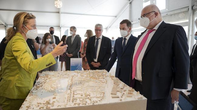 v. l. n. r.--von links nach rechts Frau Angela Mensing-de Jong (Lehrstuhl Städtebau der TU-Technischen Universität Dresden), Herr Michael Kretschmer (Ministerpräsident Sachsens) und Herr Peter Altmaier (Bundesminister für Wirtschaft und Energie) v. l. n. r.--von links nach rechts Frau Angela Mensing-de Jong (Lehrstuhl Städtebau der TU-Technischen Universität Dresden), Herr Michael Kretschmer (Ministerpräsident Sachsens) und Herr Peter Altmaier (Bundesminister für Wirtschaft und Energie)
