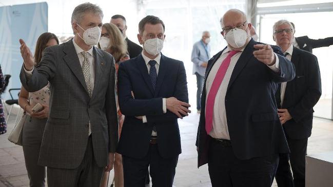 Hr. T. Safarik  (Präsident des BAFA), Hr. M.Kretschmer (Ministerpräsident Sachsens) und Hr. P. Altmaier (Deutscher Bundesminister für Wirtschaft und Energie) Hr. T. Safarik  (Präsident des BAFA), Hr. M.Kretschmer (Ministerpräsident Sachsens) und Hr. P. Altmaier (Deutscher Bundesminister für Wirtschaft und Energie)