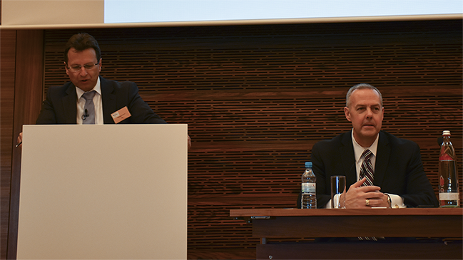 Georg Pietsch, Abteilungsleiter im Bundesamt für Wirtschaft und Ausfuhrkontrolle und Todd Willis, United States Bureau of Industry and Security auf der Bühne Georg Pietsch, Abteilungsleiter im Bundesamt für Wirtschaft und Ausfuhrkontrolle und Todd Willis, United States Bureau of Industry and Security auf der Bühne