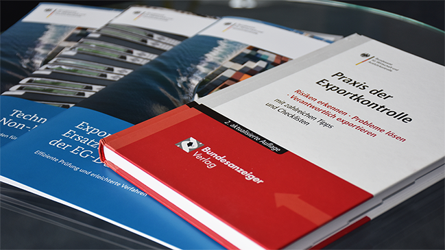 verweist auf: Arbeitshilfen Ein Buch und drei Broschüren (verweist auf: Arbeitshilfen)