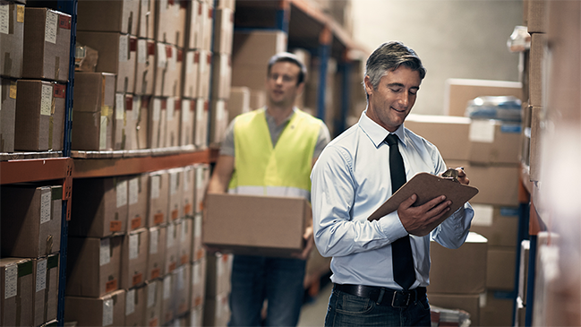 Zwei Arbeiter im Lager Zwei Arbeiter im Lager