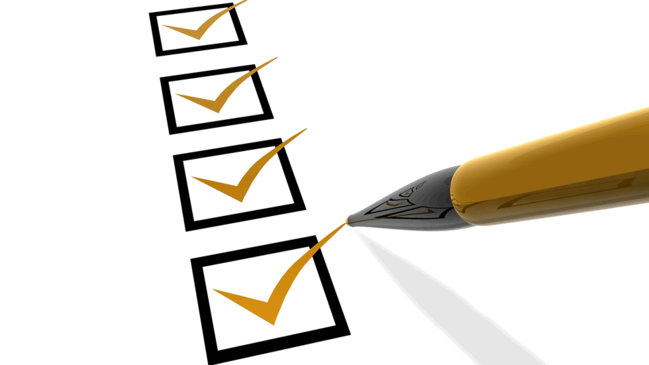 Stilisierte Prüfliste, auf der die Kontrollkästchen mit einem Stift abbgehakt werden Stilisierte Prüfliste, auf der die Kontrollkästchen mit einem Stift abbgehakt werden