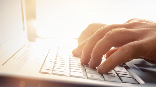 verweist auf: Meldungen Hand, die auf einer Tastatur schreibt (verweist auf: Meldungen)