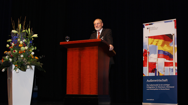 Prof. Dr. Dirk Ehlers vom Zentrum für Außenwirtschaftsrecht e.V. (ZAR) begrüßt die Teilnehmer des 12. Exportkontrolltages. Prof. Dr. Dirk Ehlers vom Zentrum für Außenwirtschaftsrecht e.V. (ZAR) begrüßt die Teilnehmer des 12. Exportkontrolltages.