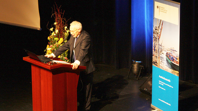 Herr Andreas Obersteller, Präsident des BAFA, begrüßt die Teilnehmer des 13. Exportkontrolltages. Herr Andreas Obersteller, Präsident des BAFA, begrüßt die Teilnehmer des 13. Exportkontrolltages.