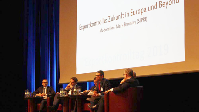 Podiumsdiskussion - Exportkontrolle: Zukunft in Europa und Beyond  Podiumsdiskussion - Exportkontrolle: Zukunft in Europa und Beyond