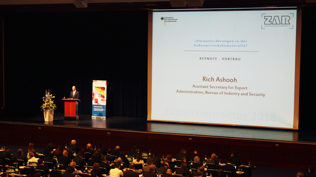 Über 550 Teilnehmer aus Industrie, Politik, Wissenschaft und Verwaltung diskutierten aktuelle Entwicklungen im Außenwirtschaftsrecht und in der Außenwirtschaftspolitik Über 550 Teilnehmer aus Industrie, Politik, Wissenschaft und Verwaltung diskutierten aktuelle Entwicklungen im Außenwirtschaftsrecht und in der Außenwirtschaftspolitik