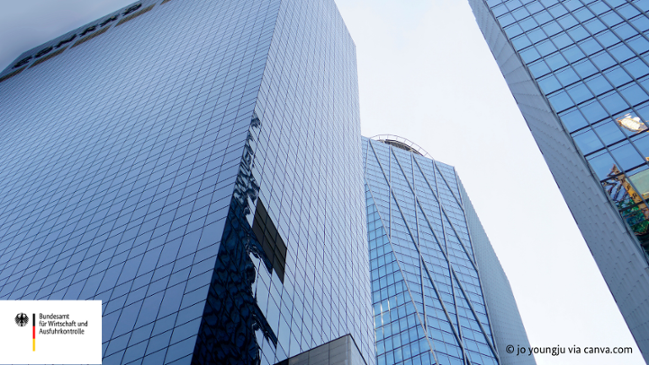 Auf dem Bild zu sehen sind drei Hochhäuser beziehungsweise Wolkenkratzer Auf dem Bild zu sehen sind drei Hochhäuser beziehungsweise Wolkenkratzer