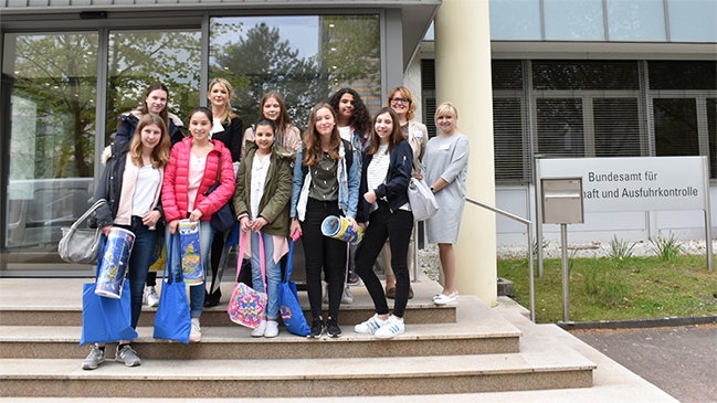 Teilnehmerinnen am Girls'Day 2017 vor dem BAFA Gebäude Teilnehmerinnen am Girls'Day 2017 vor dem BAFA Gebäude