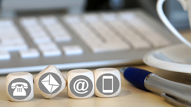 Schreibtisch mit Tastatur, Stift und Würfeln Schreibtisch mit Tastatur, Stift und Würfeln