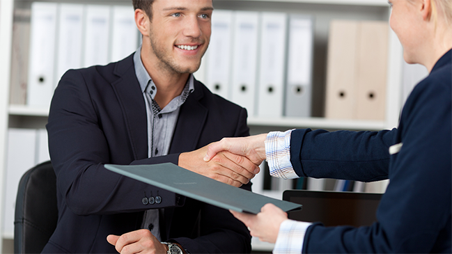 Zwei Menschen beim Handschlag nach einem Bewerbungsgespräch Zwei Menschen beim Handschlag nach einem Bewerbungsgespräch