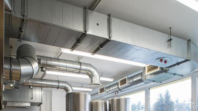 Lüftungsrohrsystem im Kücheninnenraum Lüftungsrohrsystem im Kücheninnenraum