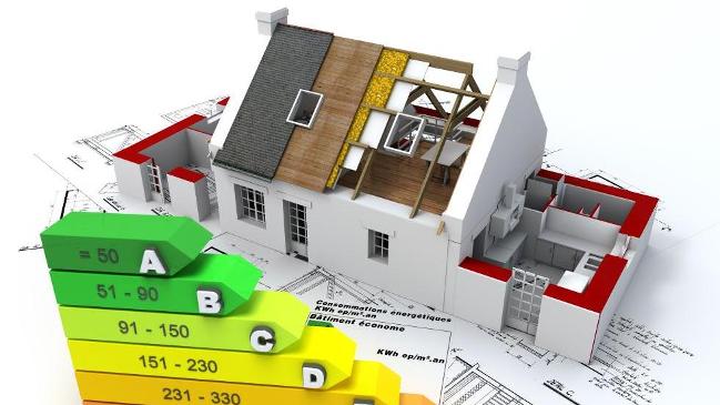 3D Animation eines Hausquerschnitts im Bau, mit Blaupausen, mit einer Energieeffizienz-Bewertungstabelle 3D Animation eines Hausquerschnitts im Bau, mit Blaupausen, mit einer Energieeffizienz-Bewertungstabelle