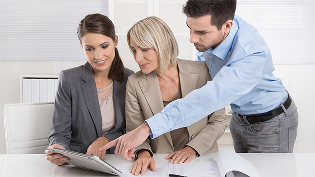 Beratungsgespräch mit drei Personen Beratungsgespräch mit drei Personen