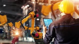 verweist auf: EEW-Förderprogramm wird novelliert Ingenieur überprüft und steuert automatische Schweißroboter in einer intelligenten Fabrik für die Automobilindustrie mit Überwachungssystemsoftware (verweist auf: EEW-Förderprogramm wird novelliert)