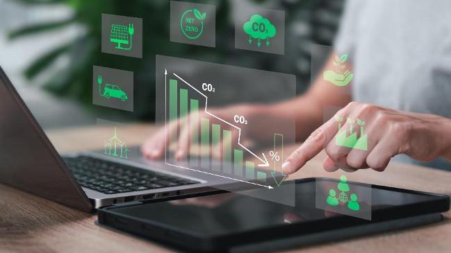 Geschäftsfrau tipp auf dem Laptop. Angezeigt werden Diagramme Geschäftsfrau tipp auf dem Laptop. Angezeigt werden Diagramme