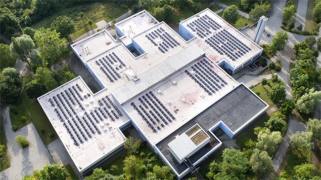 Gebäudedach mit Solarkollektoren (verweist auf: Modul 2: Energieberatung DIN V 18599)