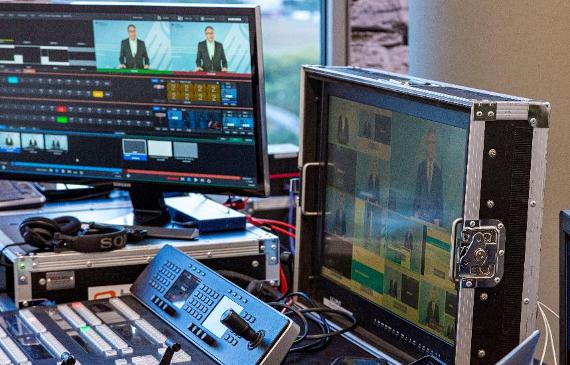 Monitoren in einer Fernsehregie auf dem Energietag Monitoren in einer Fernsehregie auf dem Energietag