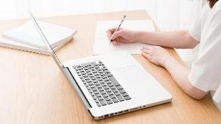 verweist auf: Qualifikationsprüfung Energieberatung: Neue Prüfungstermine festgelegt Frau arbeitet am Schreibtisch (verweist auf: Qualifikationsprüfung Energieberatung: Neue Prüfungstermine festgelegt)