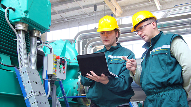 Industriearbeiter mit Notebook Industriearbeiter mit Notebook