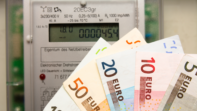 Stromzähle mit Geldscheinen Stromzähle mit Geldscheinen