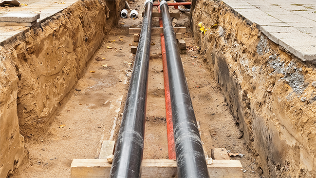 Fernwärmerohre in einer Baugrube Fernwärmerohre in einer Baugrube