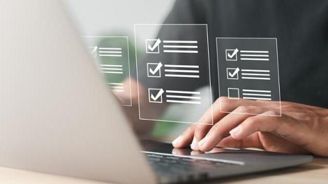 verweist auf: Berichtspflicht  Questionnaire with checkboxes, filling survey form online, answer questions of test. Survey form concept. Education futuristic technology and learning concept.	 (verweist auf: Berichtspflicht)