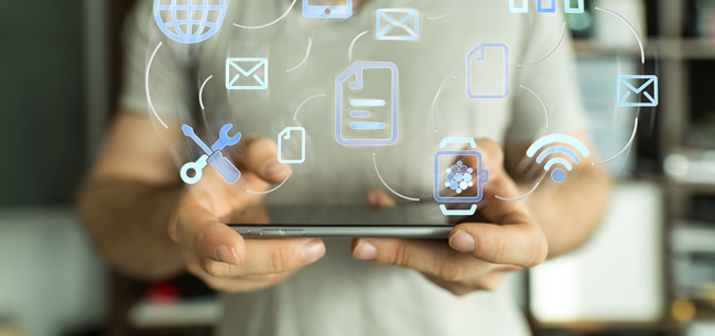 Ein Handy wird in den Händen gehalten Ein Handy wird in den Händen gehalten