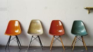 verweist auf: Ende April wurde der 4.444ste Betrieb im bundesweiten NETZWERK Unternehmen begrüßt. Vier Stühle nebeneinander (verweist auf: Ende April wurde der 4.444ste Betrieb im bundesweiten NETZWERK Unternehmen begrüßt.)