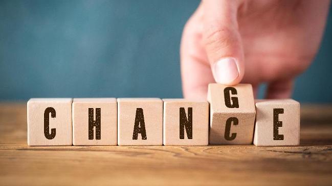 verweist auf: STARK (neu) ab 13.08.2024 Würfel, die die Wörter Chance und Change zeigen (verweist auf: STARK (neu) ab 13.08.2024)