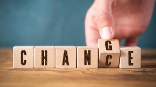 verweist auf: Evaluation des InvKG Würfel, die die Wörter Chance und Change zeigen (verweist auf: Evaluation des InvKG)