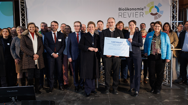 Gruppenbild zur Bescheidübergabe für BioökonomieREVIER  Gruppenbild zur Bescheidübergabe für BioökonomieREVIER